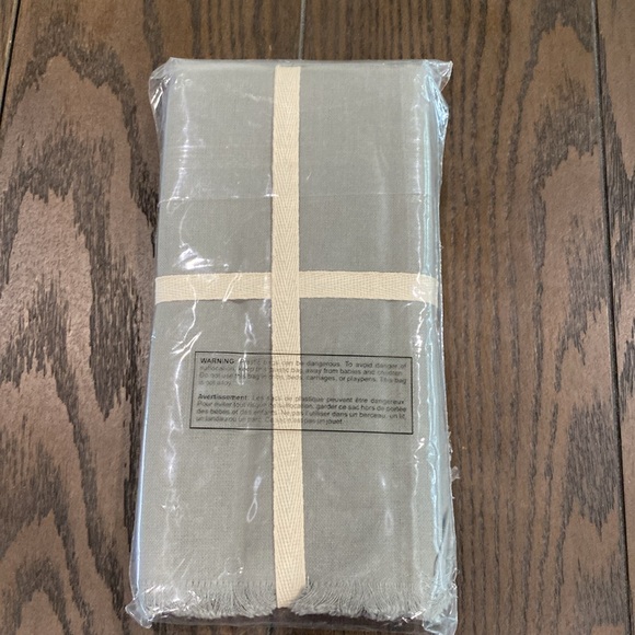 Martha & Mary Simply Elegant Napkin Set (set of 4) - Picture 5 of 5